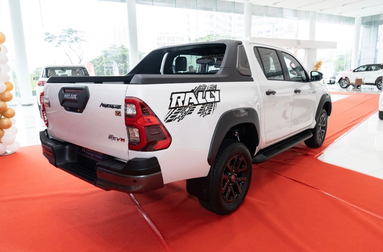 តូយ៉ូតា Hilux Revo 2024