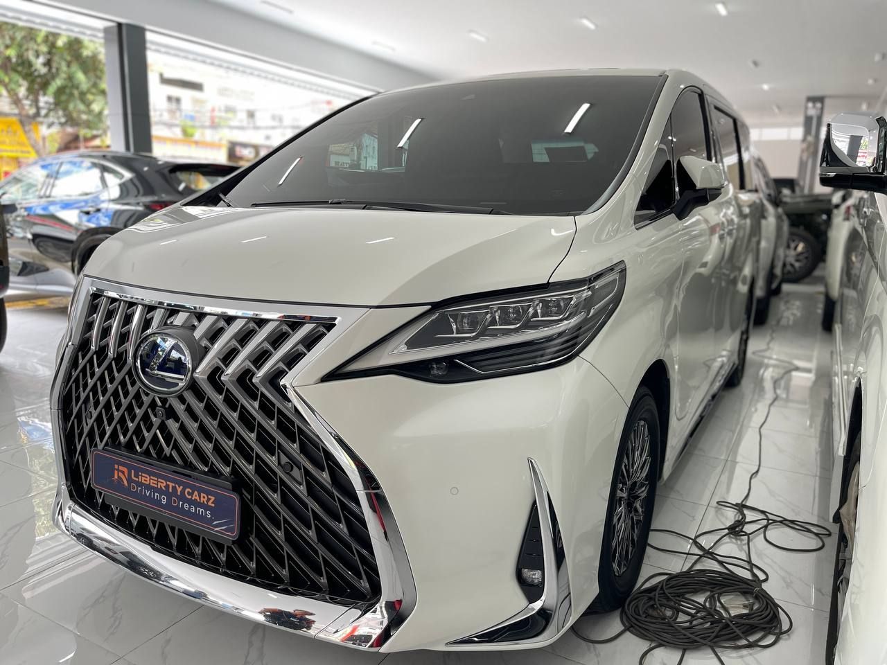 Lexus LM300H 2022