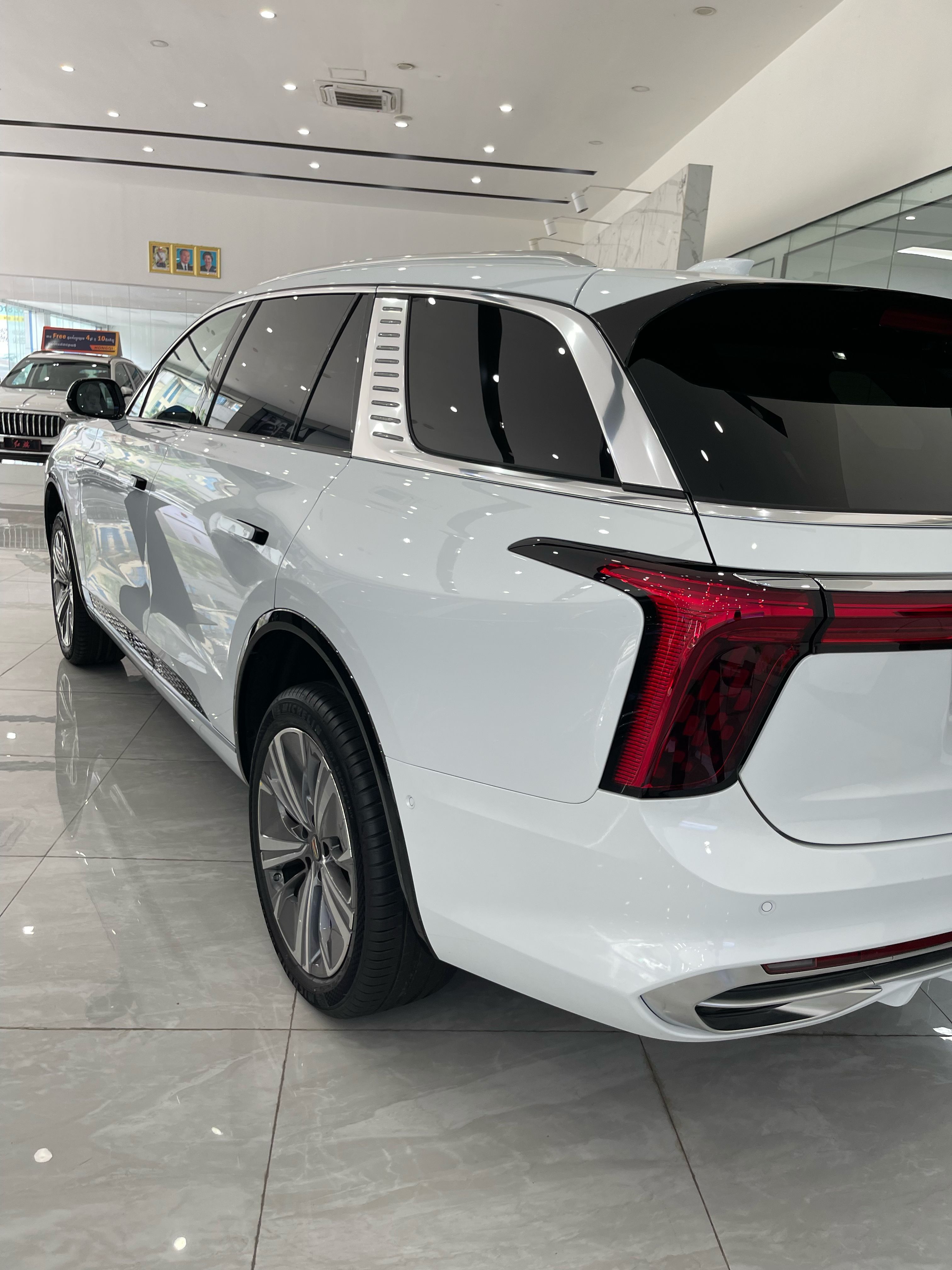 Hongqi E-HS9 2023