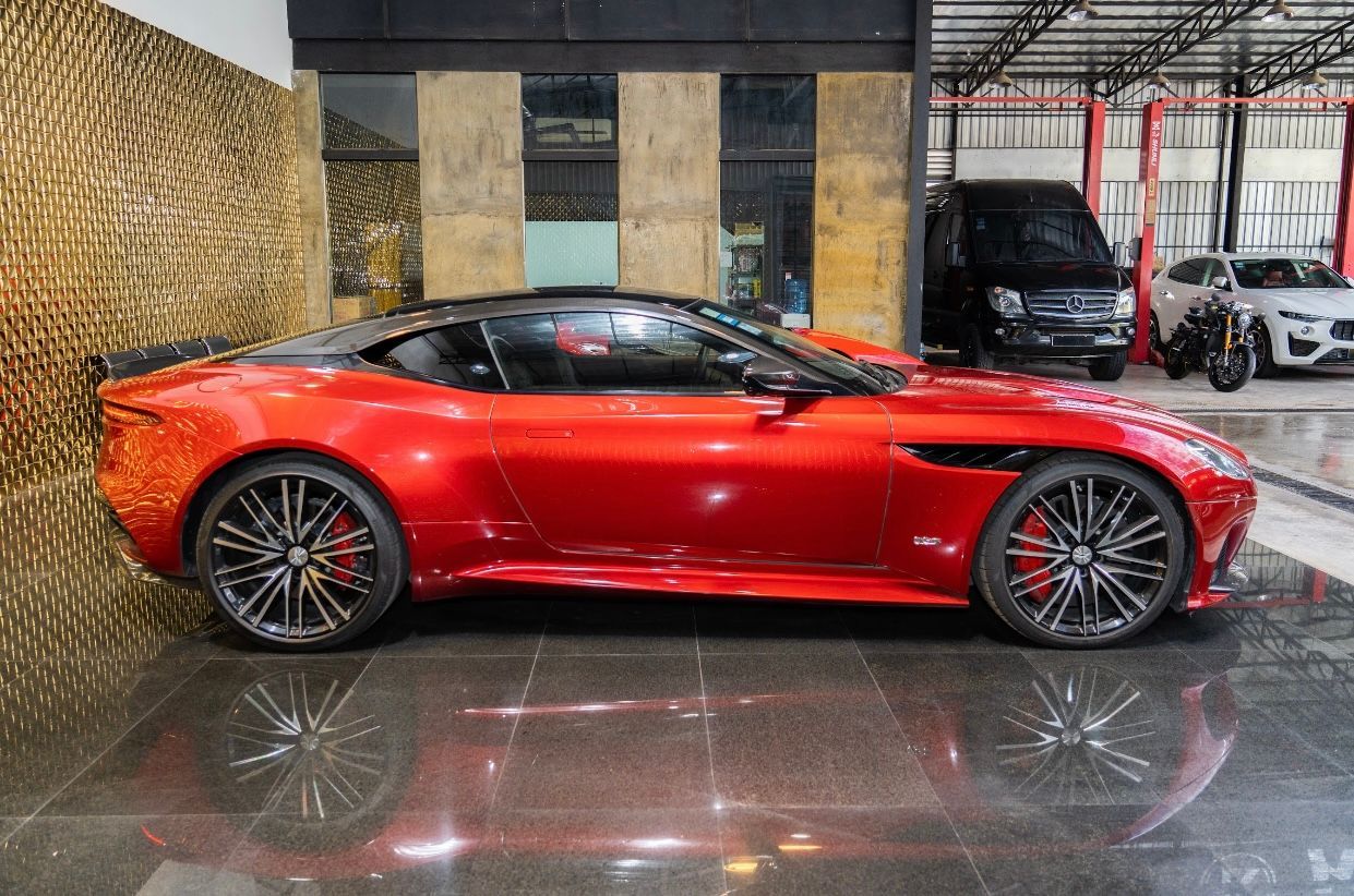 ASTON MARTIN DBS 2021