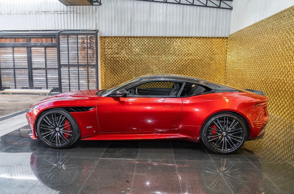 ASTON MARTIN DBS 2021