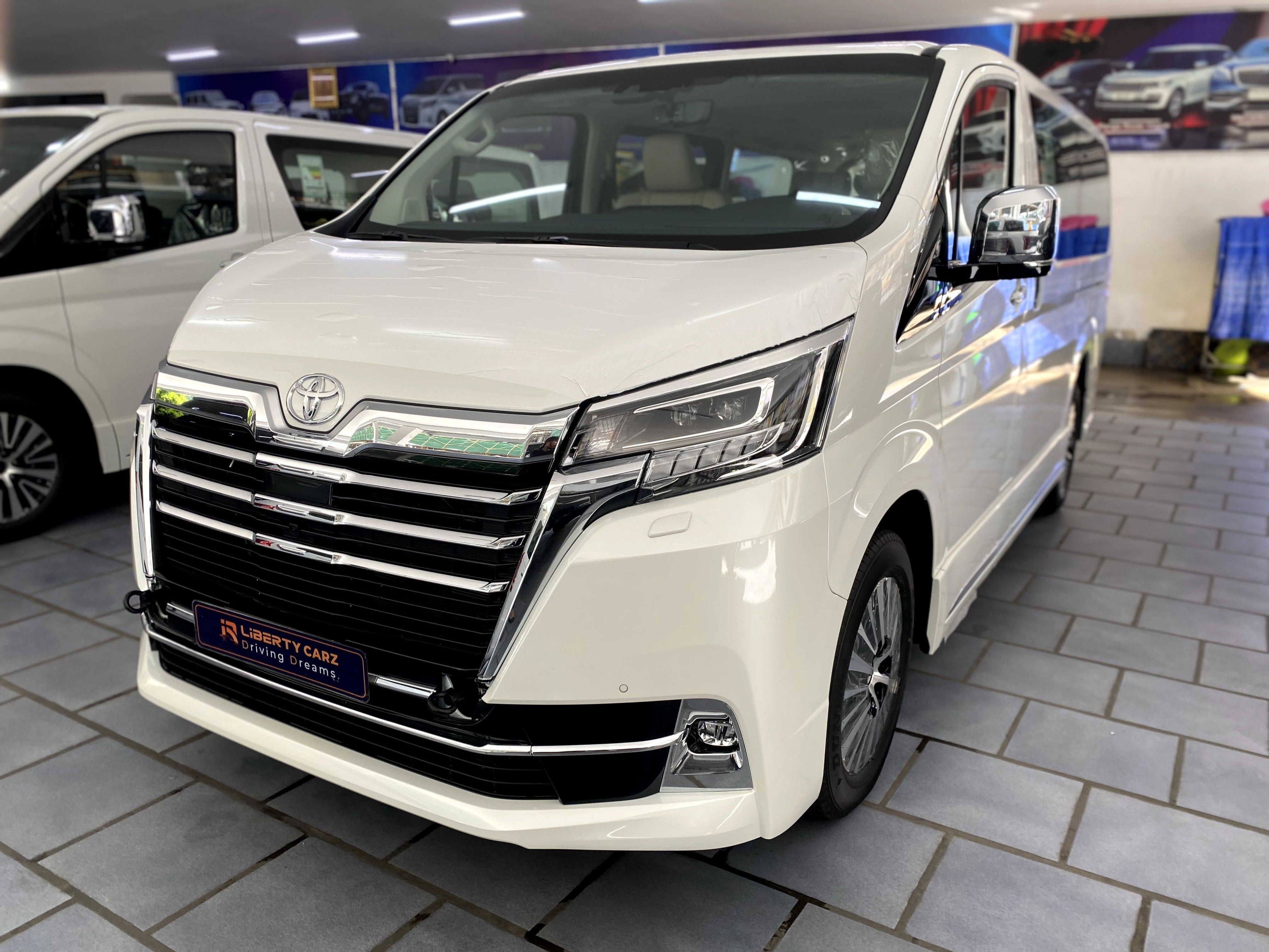 Toyota Granvia 2024