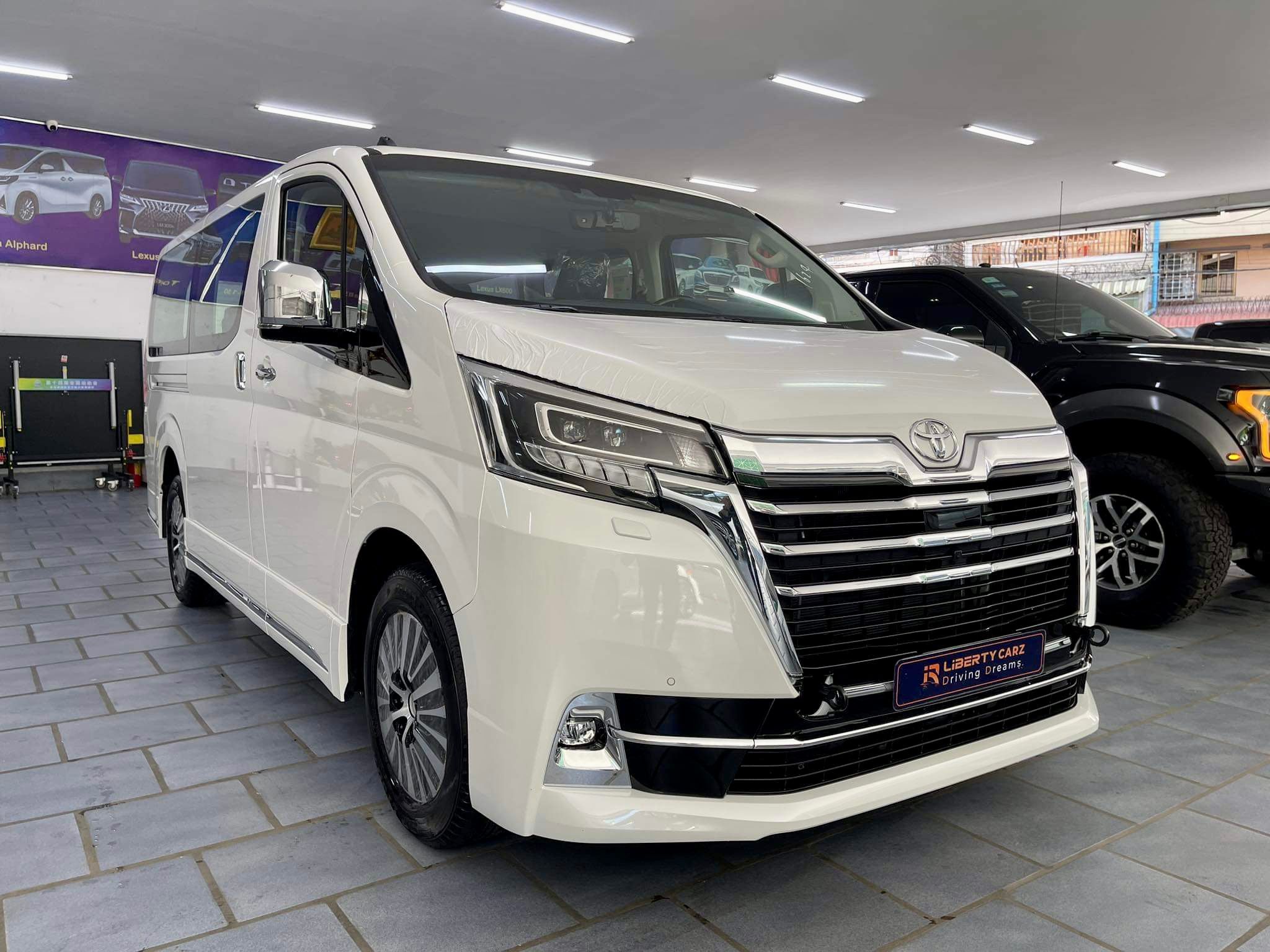 Toyota Granvia 2024