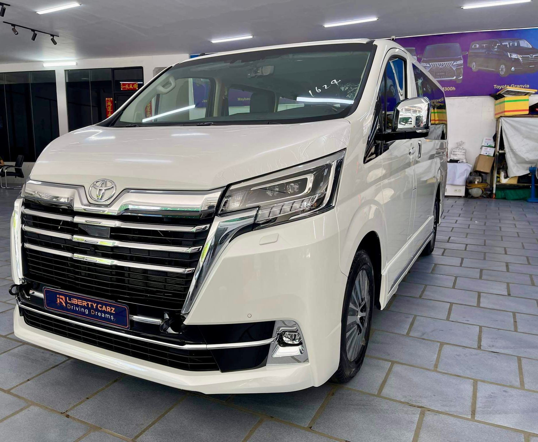 Toyota Granvia 2024