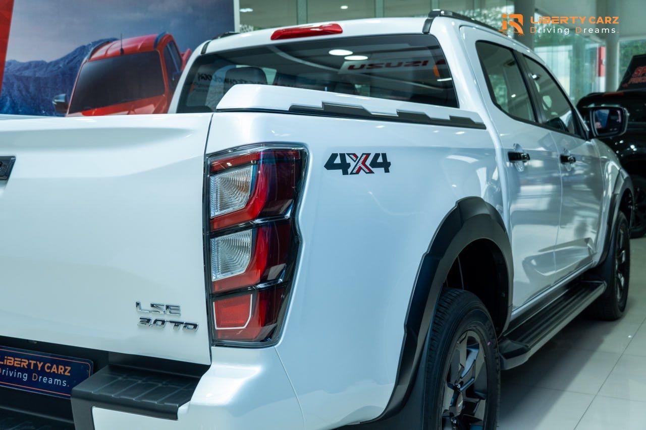 ISUZU D-MAX V-CROSS 2025