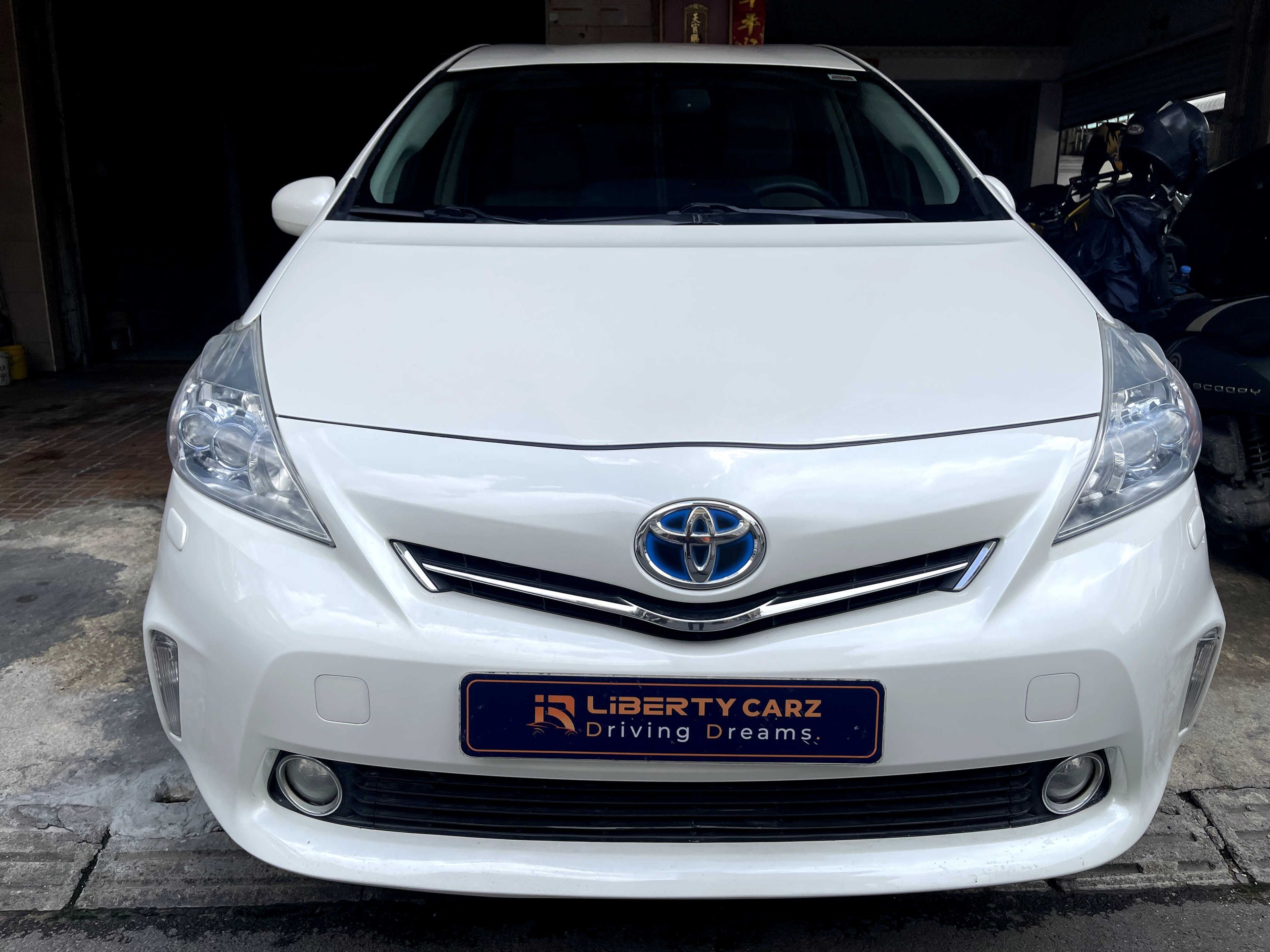 តូយ៉ូតា Prius V 2012