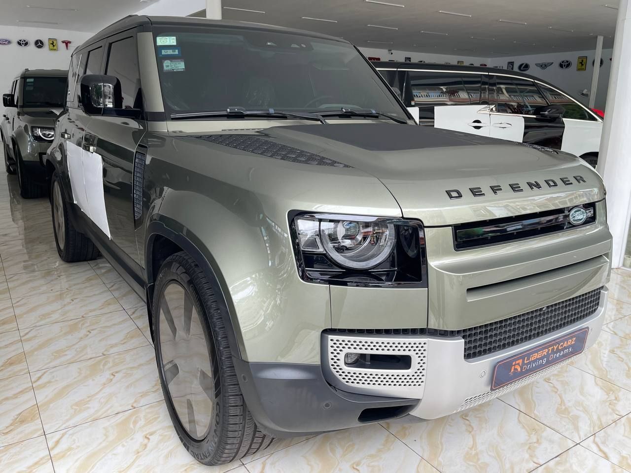 Land Rover Defender 2021