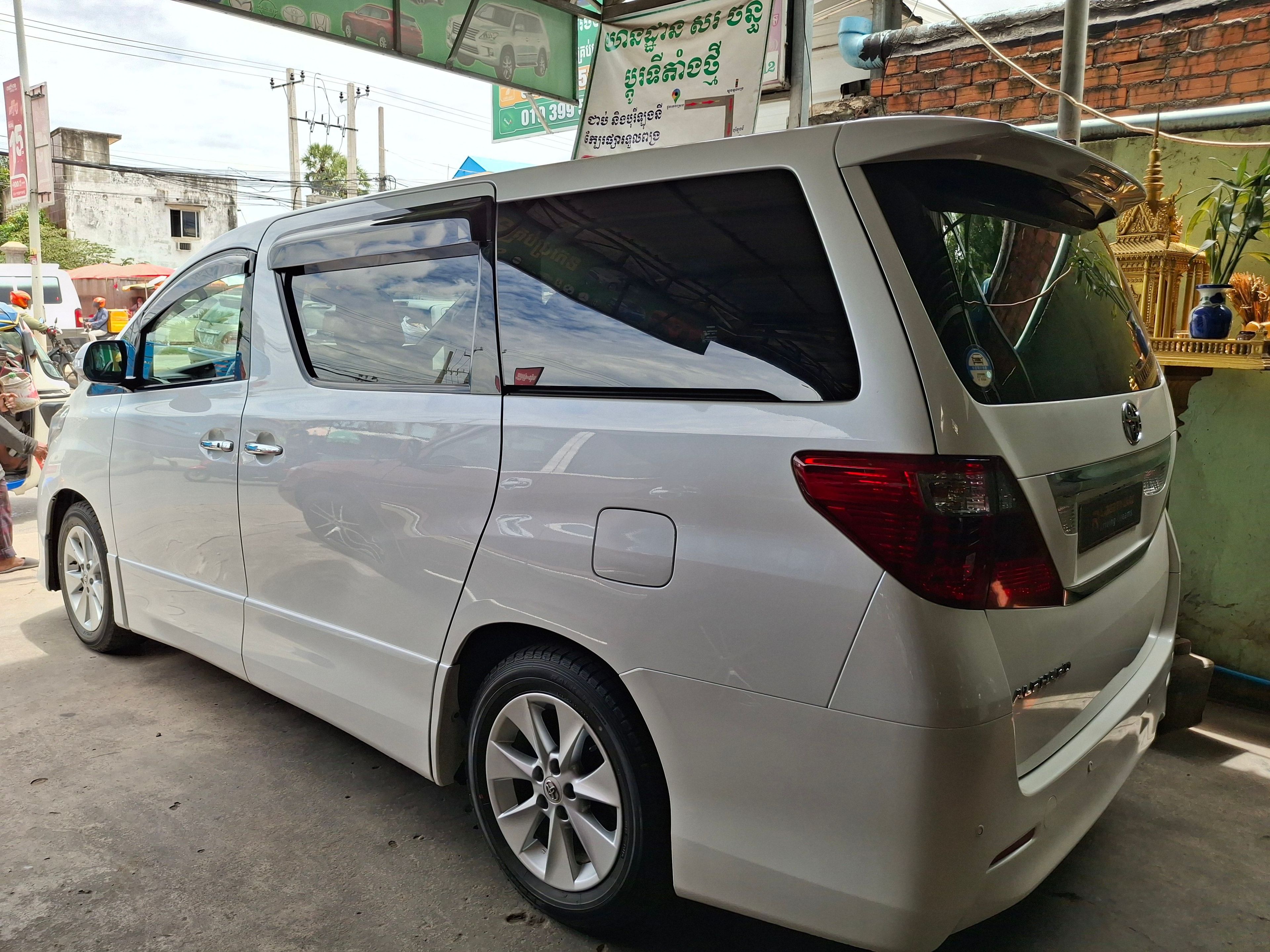 Toyota Alphard 2011