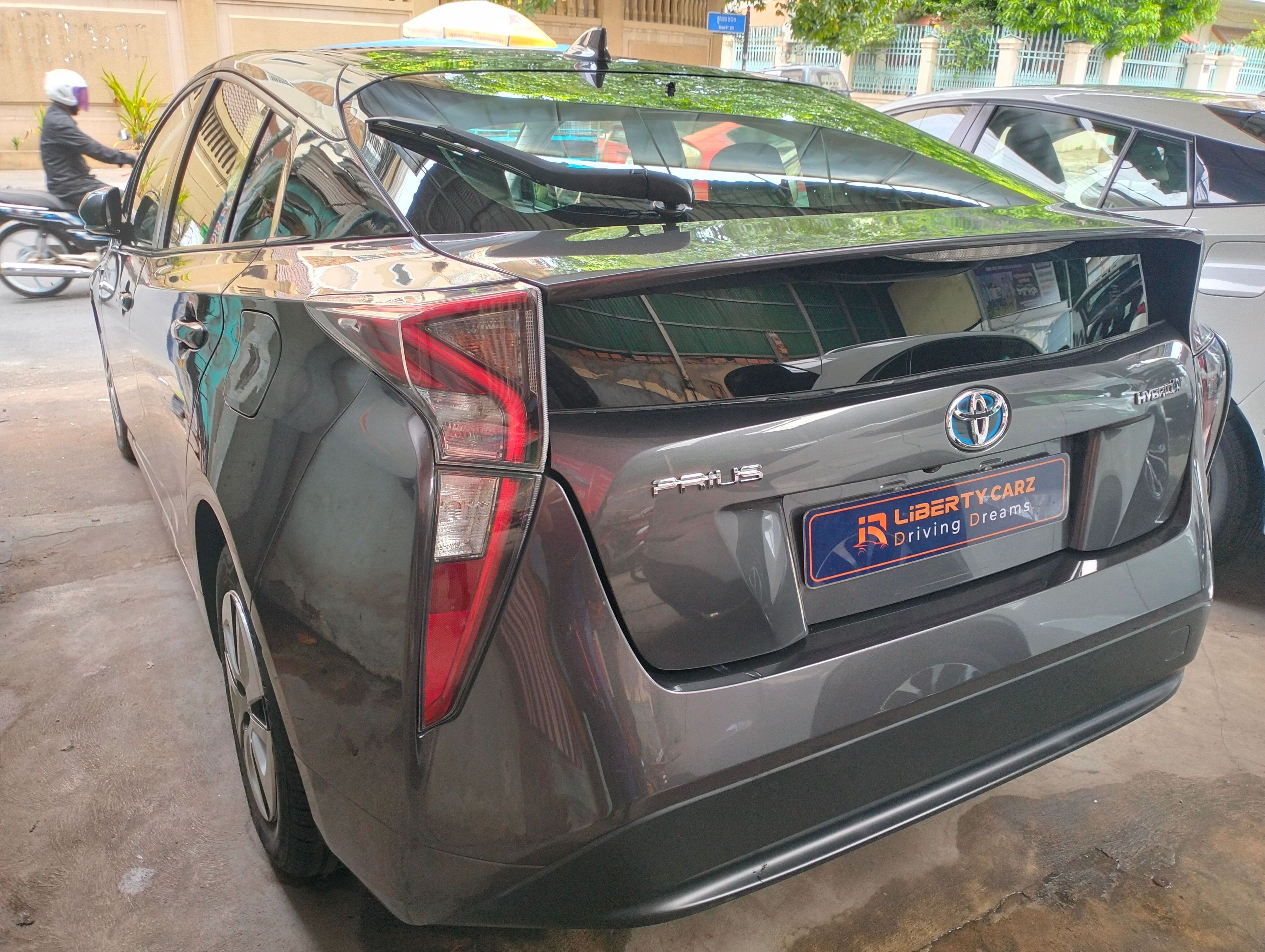 តូយ៉ូតា Prius 2016