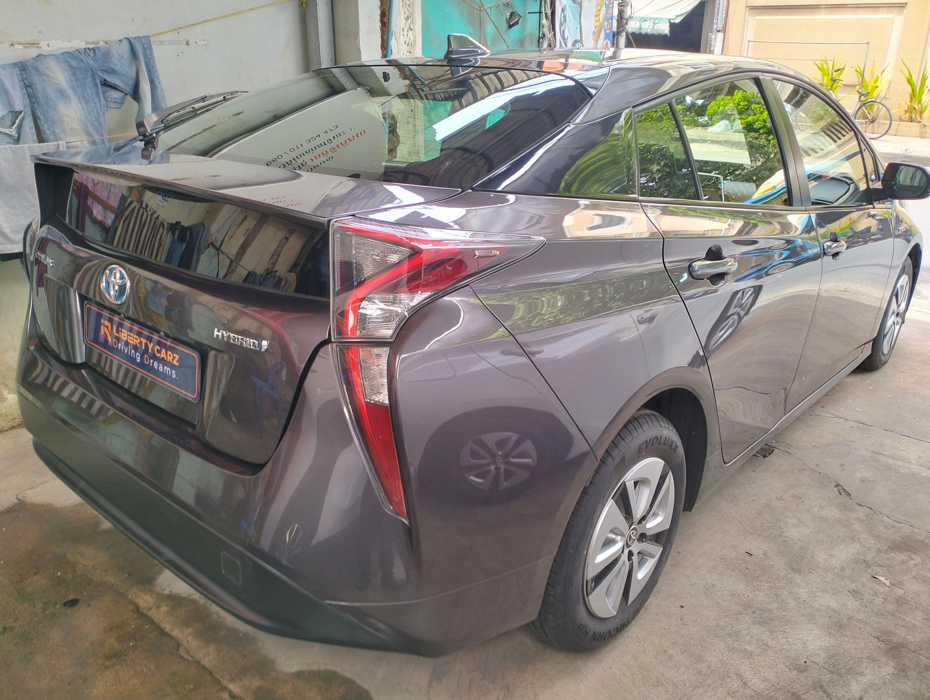 តូយ៉ូតា Prius 2016