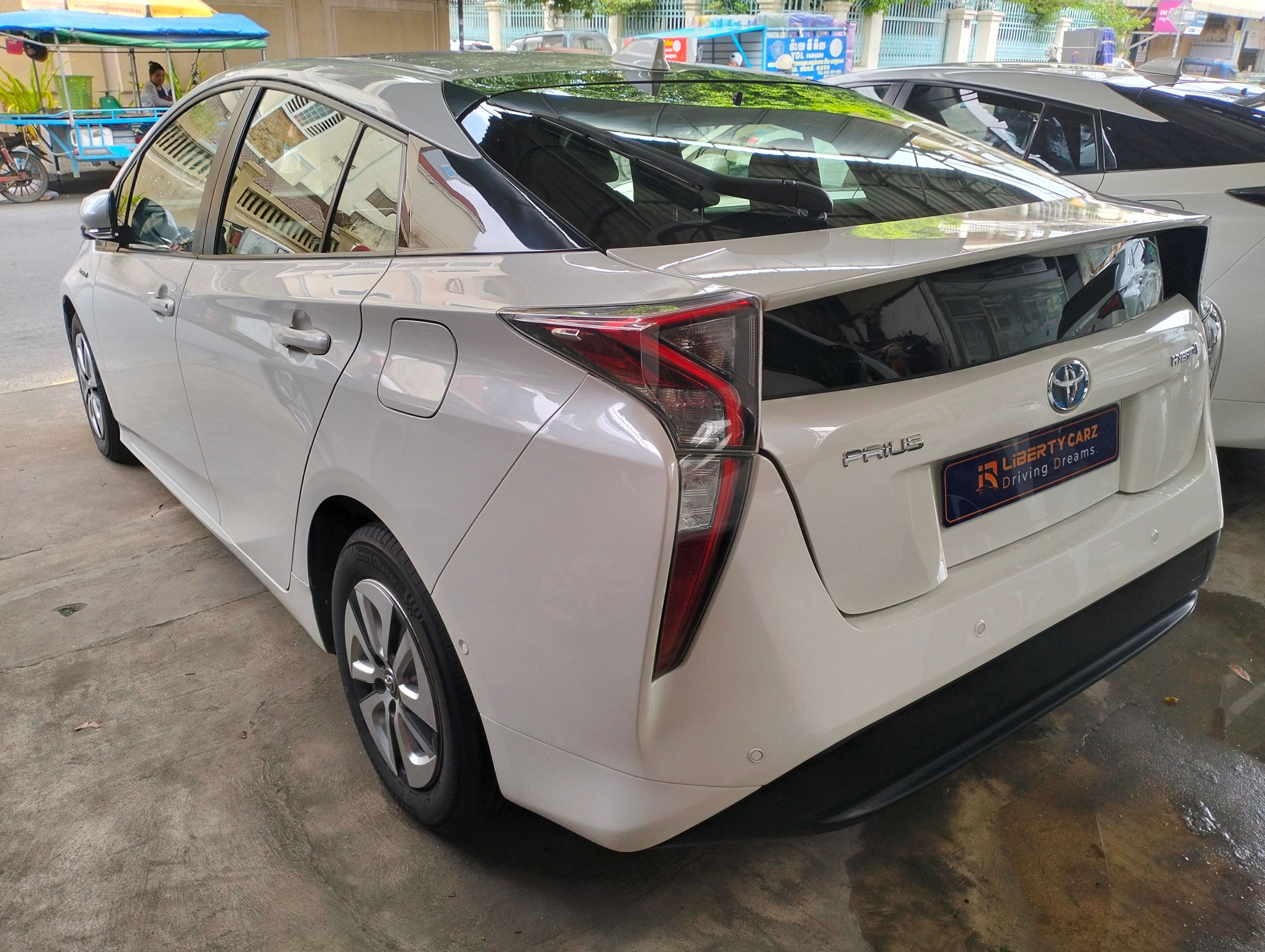 តូយ៉ូតា Prius 2016